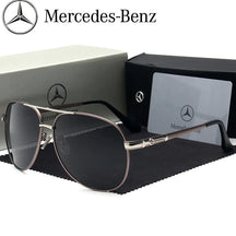 Óculos de sol Mercedes-Benz Premiere com armação metálica rosada e lentes escuras
