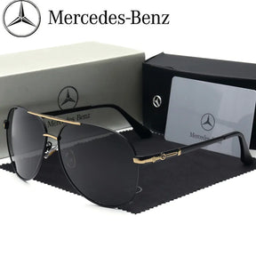 Óculos de sol Mercedes-Benz Premiere com armação preta e lentes escuras, detalhes dourados