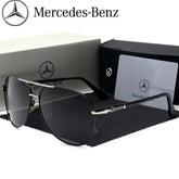 Óculos de sol Mercedes-Benz Premiere com armação preta e lentes escuras, detalhes prateados