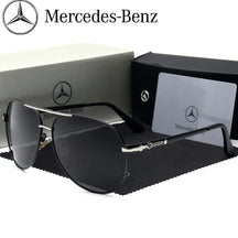 Óculos de sol Mercedes-Benz Premiere com armação preta e lentes escuras, detalhes prateados