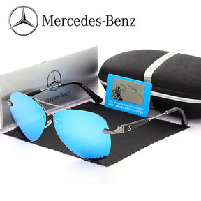 Óculos de sol Mercedes-Benz com armação preta e lentes azuis espelhadas.