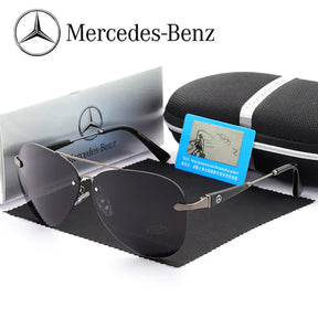 Óculos de sol Mercedes-Benz com armação grafite e lentes escuras espelhadas.