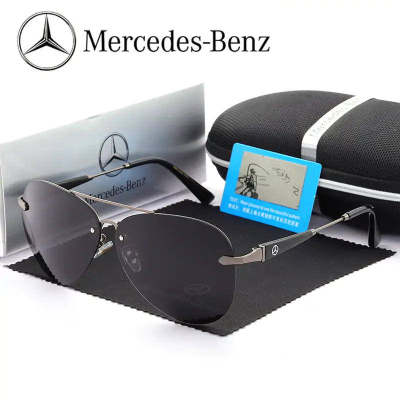 Óculos de sol Mercedes-Benz com armação grafite e lentes escuras espelhadas.