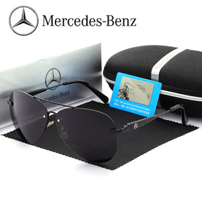 Óculos de sol Mercedes-Benz com armação preta e lentes escuras com detalhe prateado.