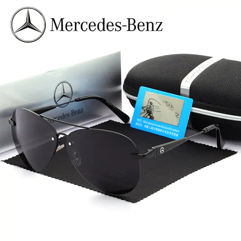 Óculos de sol Mercedes-Benz com armação preta e lentes escuras com detalhe prateado.