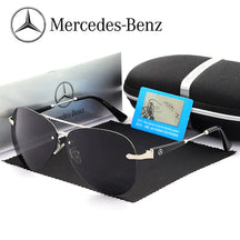 Óculos de sol Mercedes-Benz com armação preta e lentes escuras espelhadas.