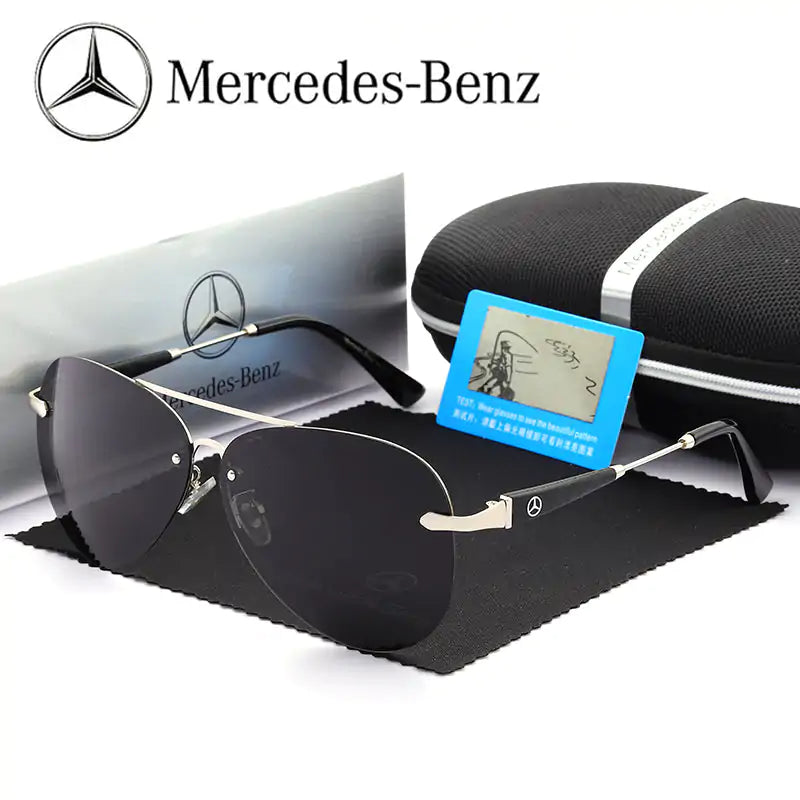 Óculos de sol Mercedes-Benz com armação preta e lentes escuras espelhadas.